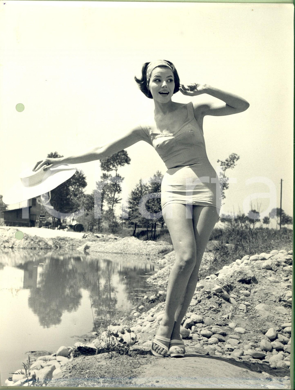 Fotografia d epoca originale 1960 ca STORIA DELLA MODA Modella scherza in costume lungo uno stagno Foto 1