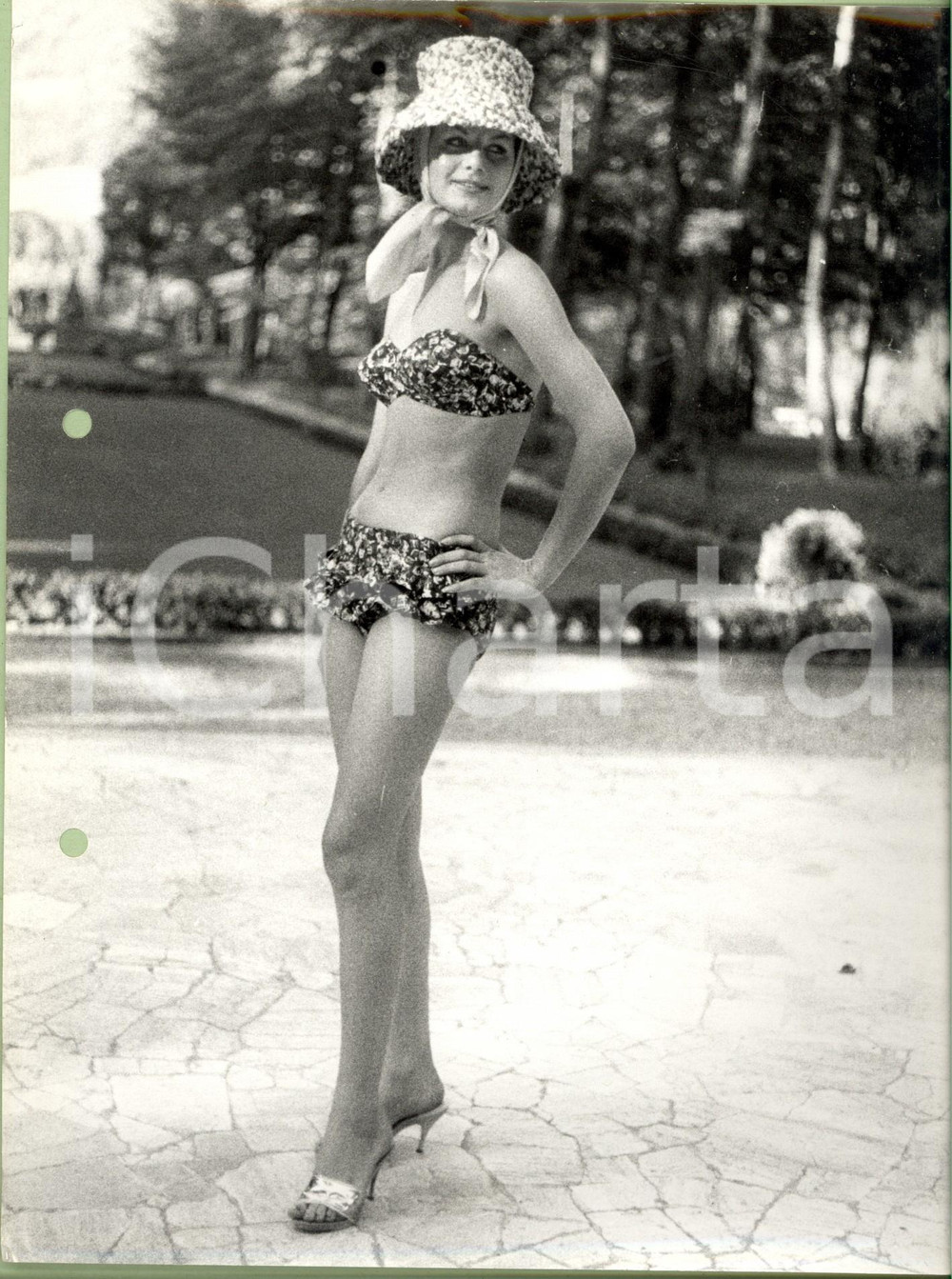 Fotografia d epoca originale 1960 ca STORIA DELLA MODA Modella posa in costume e cappello a fiori Foto 1