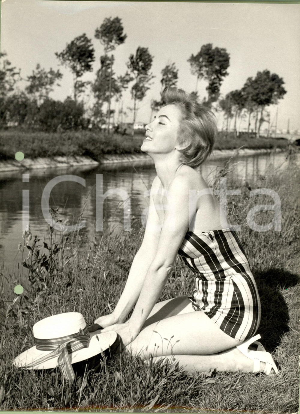 Fotografia d epoca originale 1960 ca MILANO STORIA DELLA MODA Modella in costume lungo un naviglio Foto 1