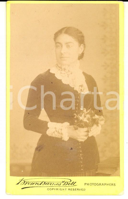 Fotografia d epoca originale 1880 ca FRANCE Ritratto di donna con mazzolino di fiori Foto BROWN BARNES BELL 1
