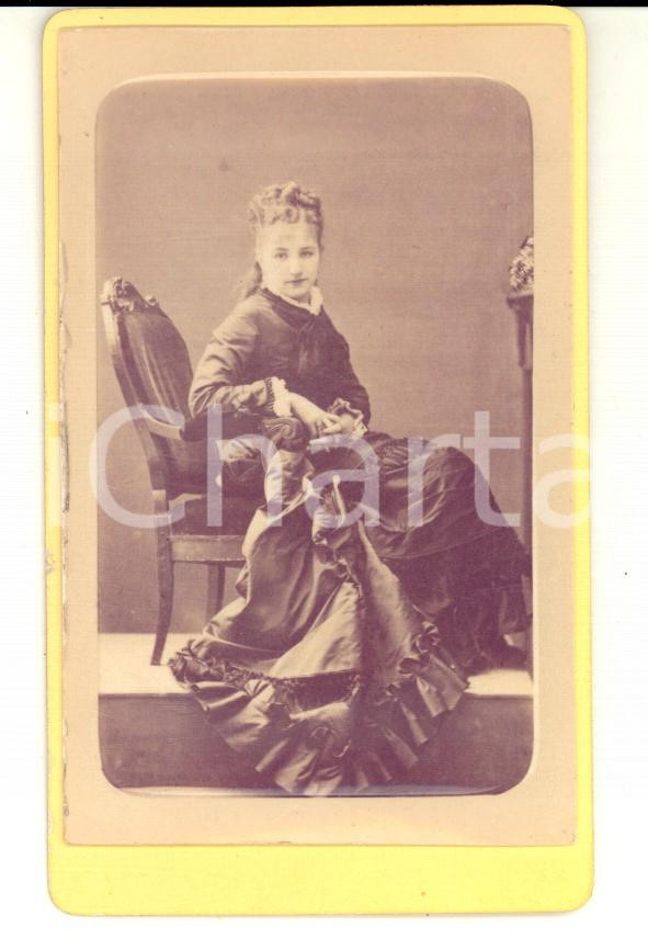 Fotografia d epoca originale 1880 ca FRANCE Ritratto di donna seduta in abito nero Fotografia VINTAGE CDV 1