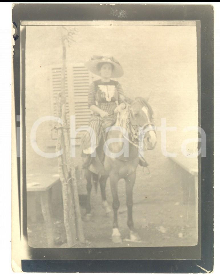 Fotografia d epoca originale 1910 ca Giovane donna posa a cavallo in un cortile Foto VINTAGE COSTUME 9x12 1