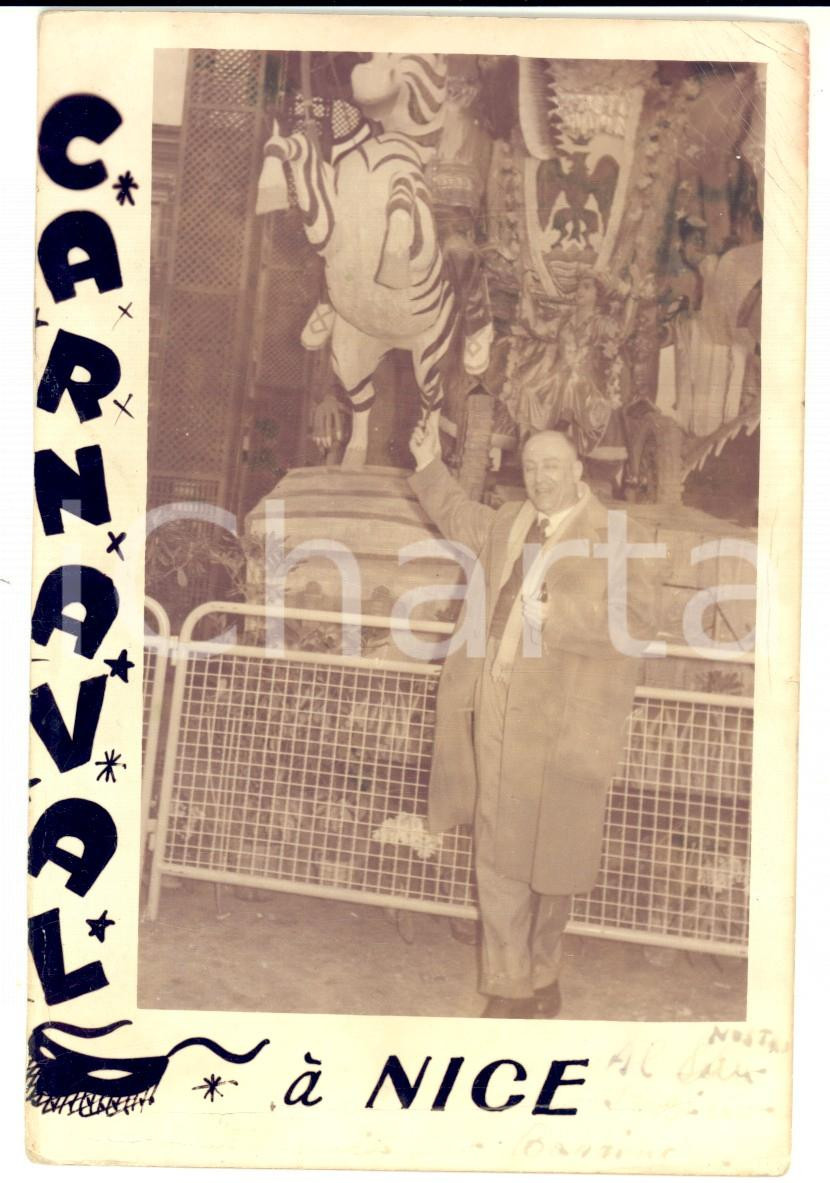 Fotografia d epoca originale 1960 ca NIZZA F Tutista in posa con un carro di CARNEVALE Foto VINTAGE 1