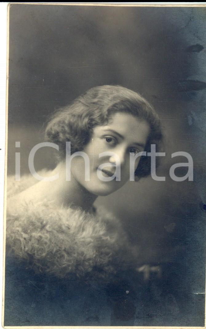Fotografia d epoca originale 1910 ca ALESSANDRIA Ritratto di giovane donna in pelliccia Foto GHIRARDINI 1