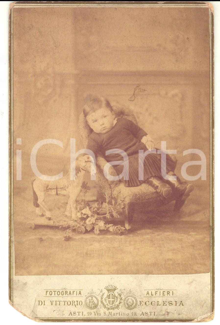 Fotografia d epoca originale 1880 ca ASTI Bambina accarezza il suo cavallo giocattolo Foto VITTORIO ECCLESIA 1