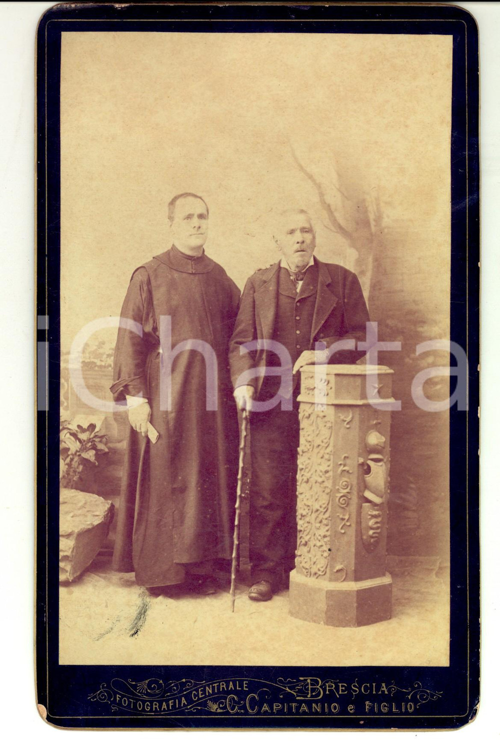 Fotografia d epoca originale 1880 ca BRESCIA Gentiluomo con il figlio frate e biscione visconteo CAPITANIO 1
