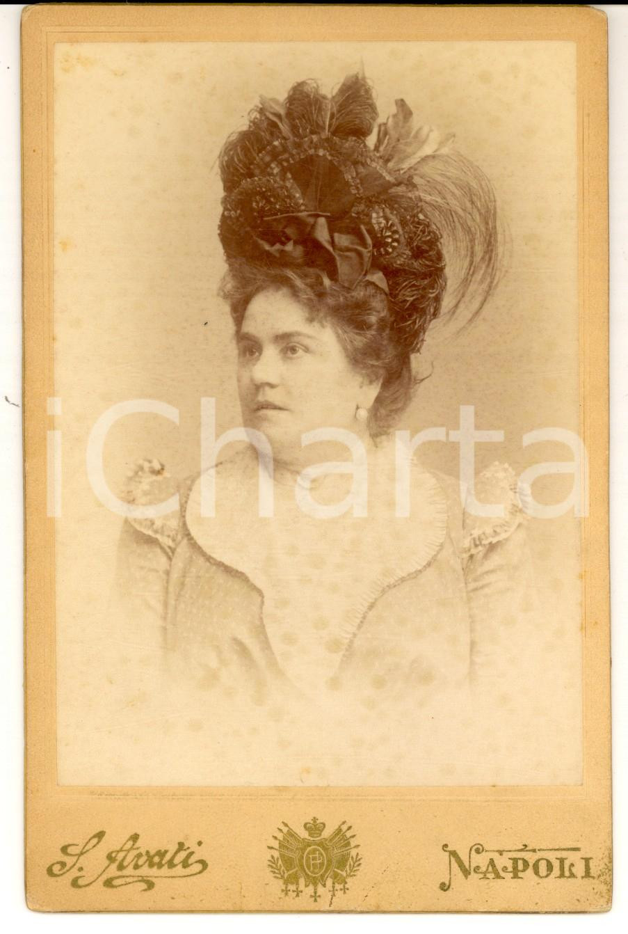 Fotografia d epoca originale 1900 ca NAPOLI Donna con curioso cappello a piume Foto Sante AVATI RARA 1