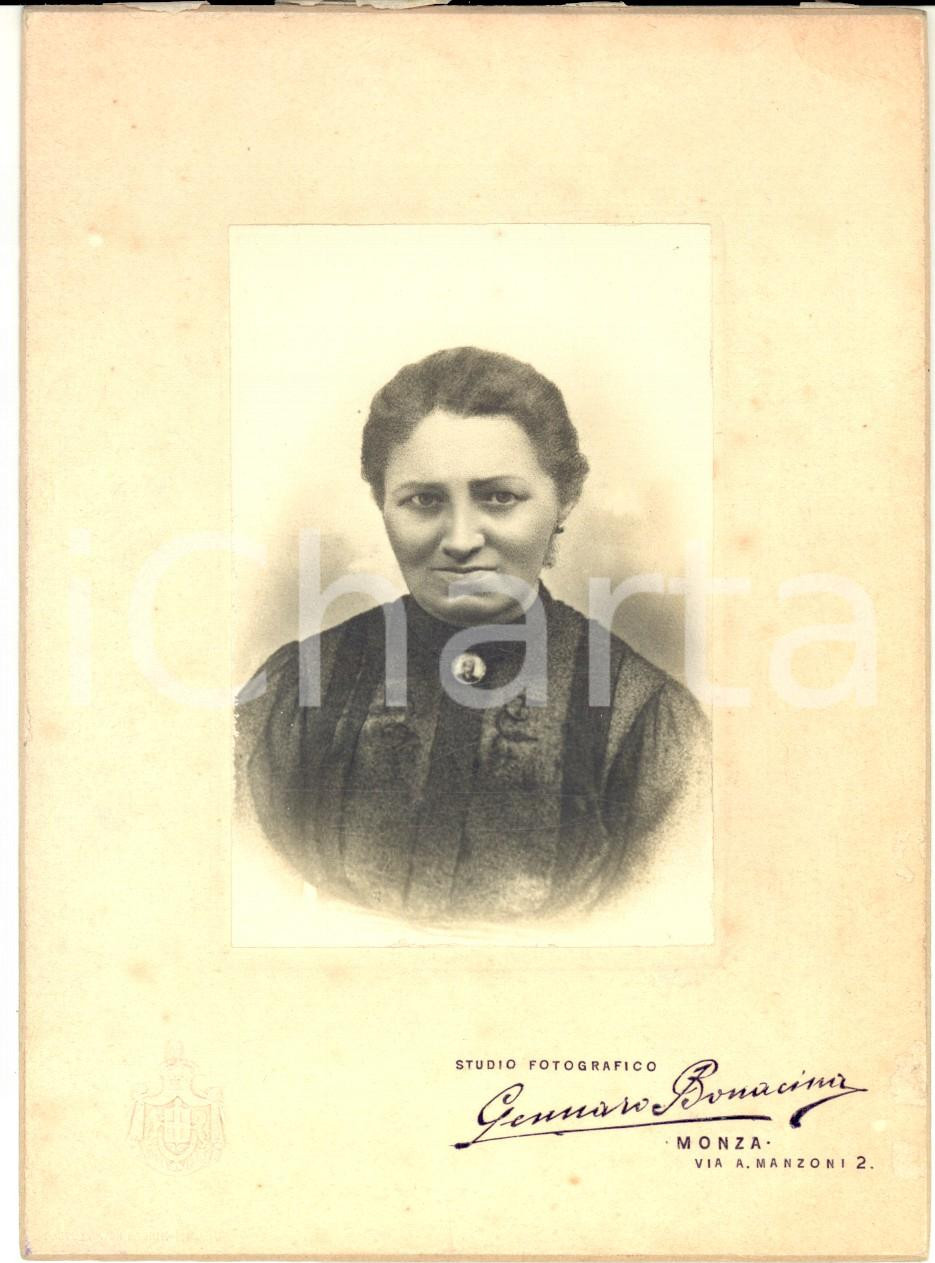 Fotografia d epoca originale 1900 ca MONZA Donna con il ritratto del marito al collo Foto Gennaro BONACINA 1