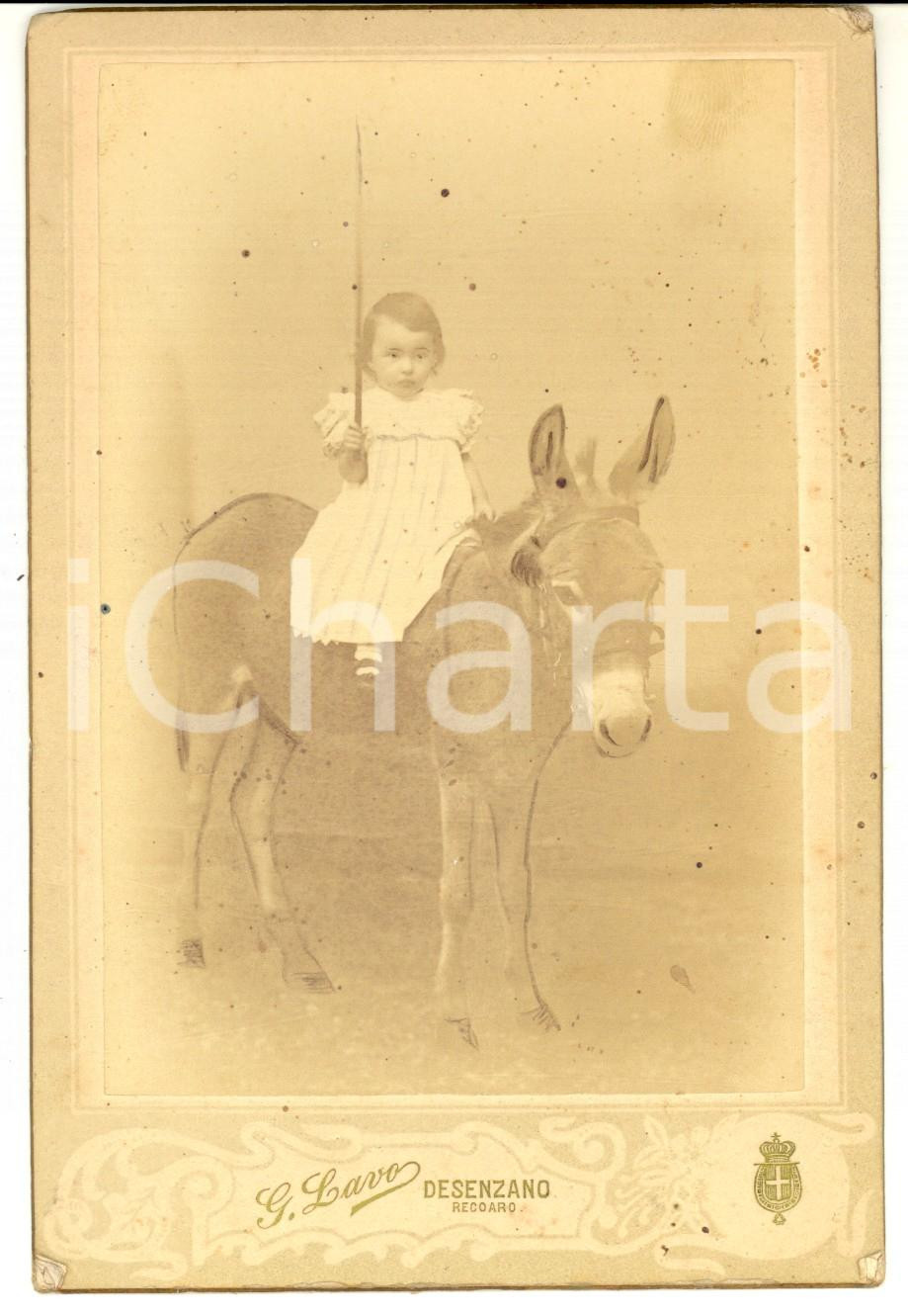 Fotografia d epoca originale 1900 ca  DESENZANO DEL GARDA Maria M. TOMBA bambina su un asinello  Foto LAVO 1