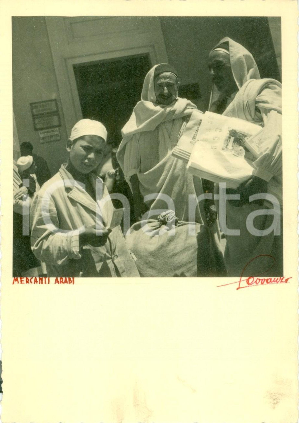 Fotografia d epoca originale 1930 ca TRIPOLI LIBIA Mercanti arabi mostrano merci nel suq Foto artistica 1