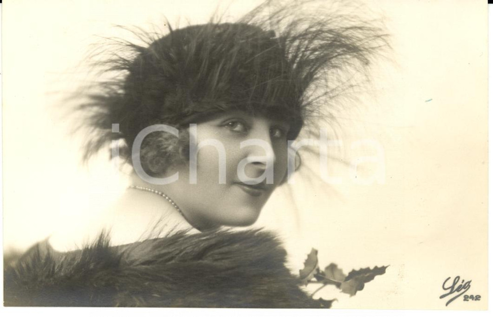 Documento originale, autentico 1920 ca MODA VINTAGE Donna con cappello di piume CURIOSA 1 1