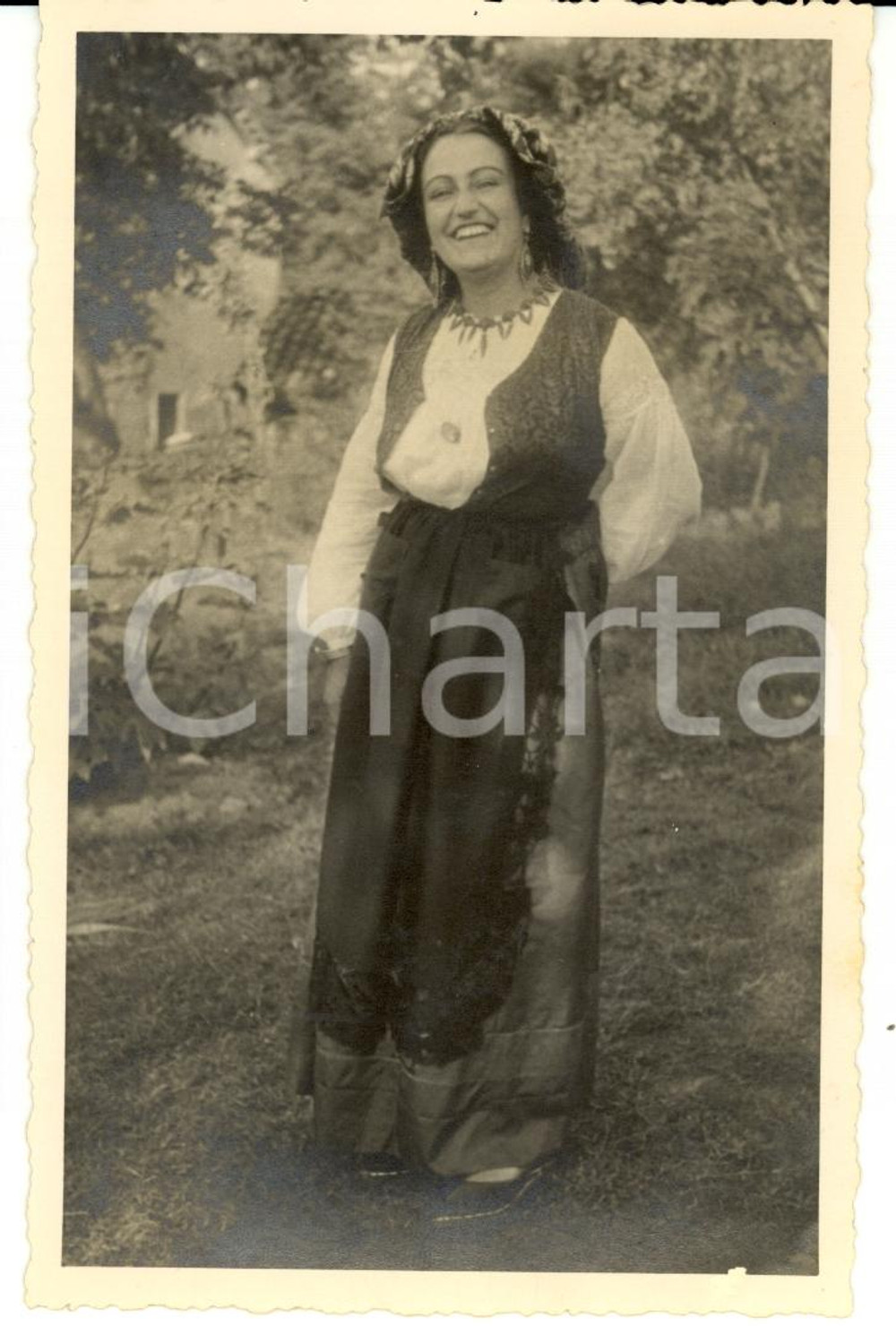 Fotografia d epoca originale 1940 ca GRILLANO OVADA AL Donna in costume tradizionale Fotografia RARA 1