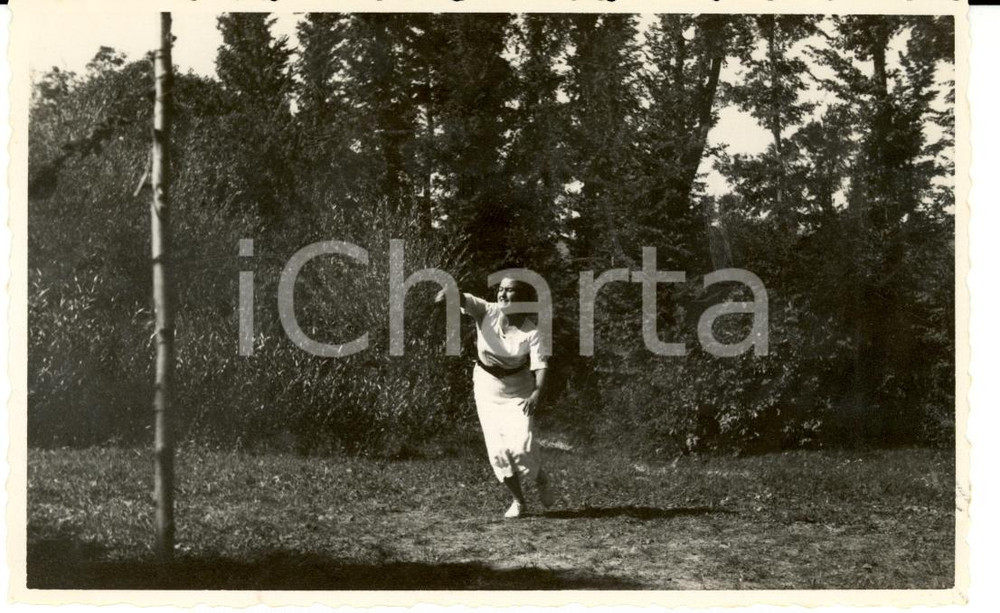 Fotografia d epoca originale 1940 ca GRILLANO OVADA AL Ragazza che gioca al lancio dell anello Fotografia 1