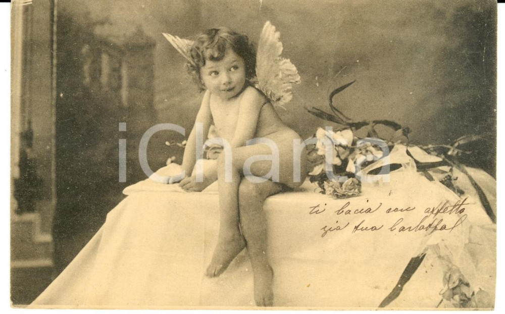Cartolina originale da collezione 1900 ca  ANGIOLETTO sul tavolo con mazzo di fiori Vintage postcard FP VG 1