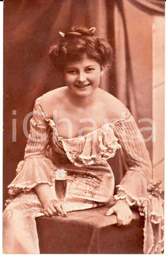 Cartolina originale da collezione 1900 ca Donna discinta con vino  EROTIC Vintage postcard FP VG 1