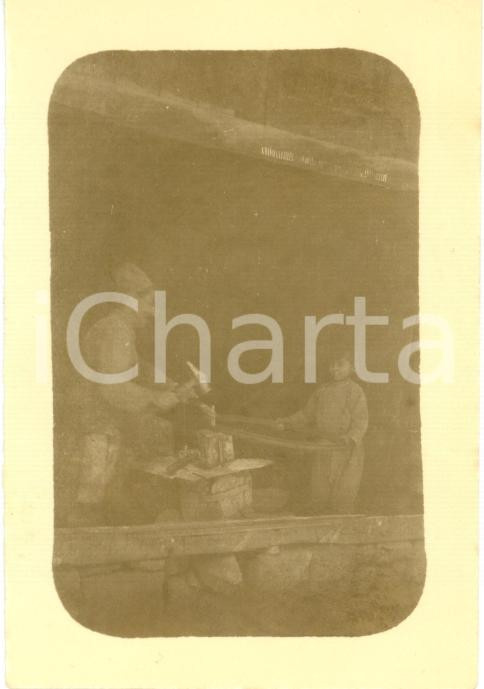 Fotografia d epoca originale 1920 TURCHIA Calderaio al lavoro in officina Foto ORIENTE 6 x 9 cm 1