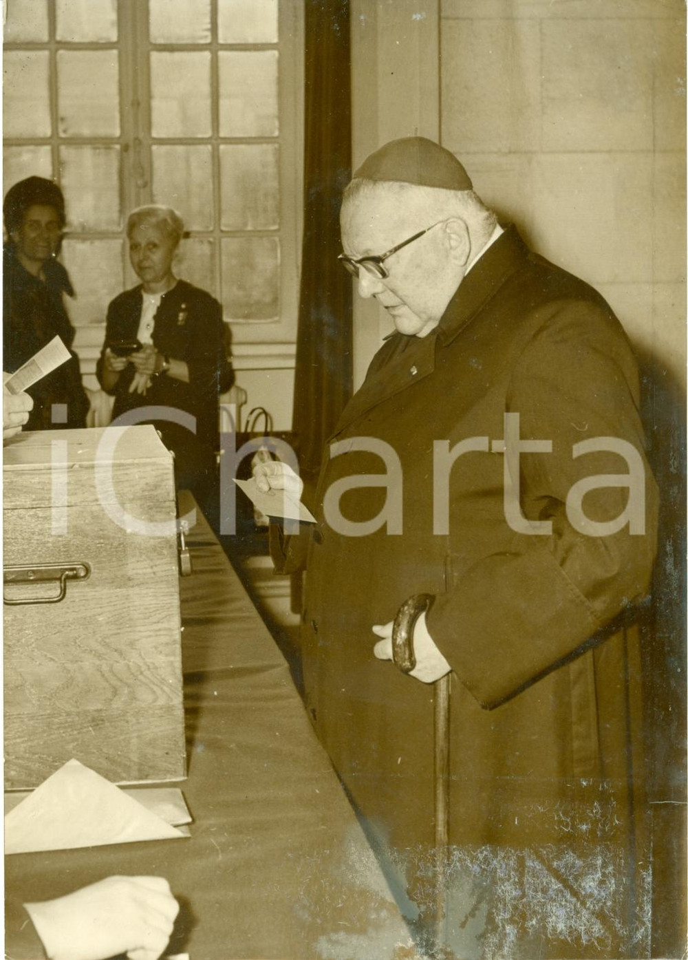 Fotografia d epoca originale 1967 PARIS Monseigneur Maurice FELTIN votant Boulevard INVALIDES Fotografia 1