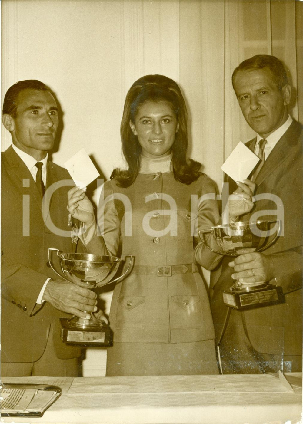 Fotografia d epoca originale 1967 PARIS Tennis Coppa DAVIS Sorteggio Istvan GULYAS Marcel BERNARD Fotografia 1