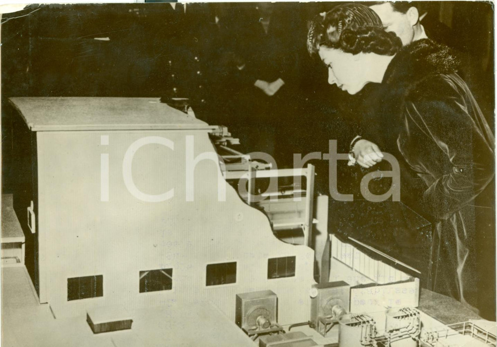 Fotografia d epoca originale 1957 HARWELL UK Queen ELIZABETH visiting ATOMIC Research Establishment Photo 1
