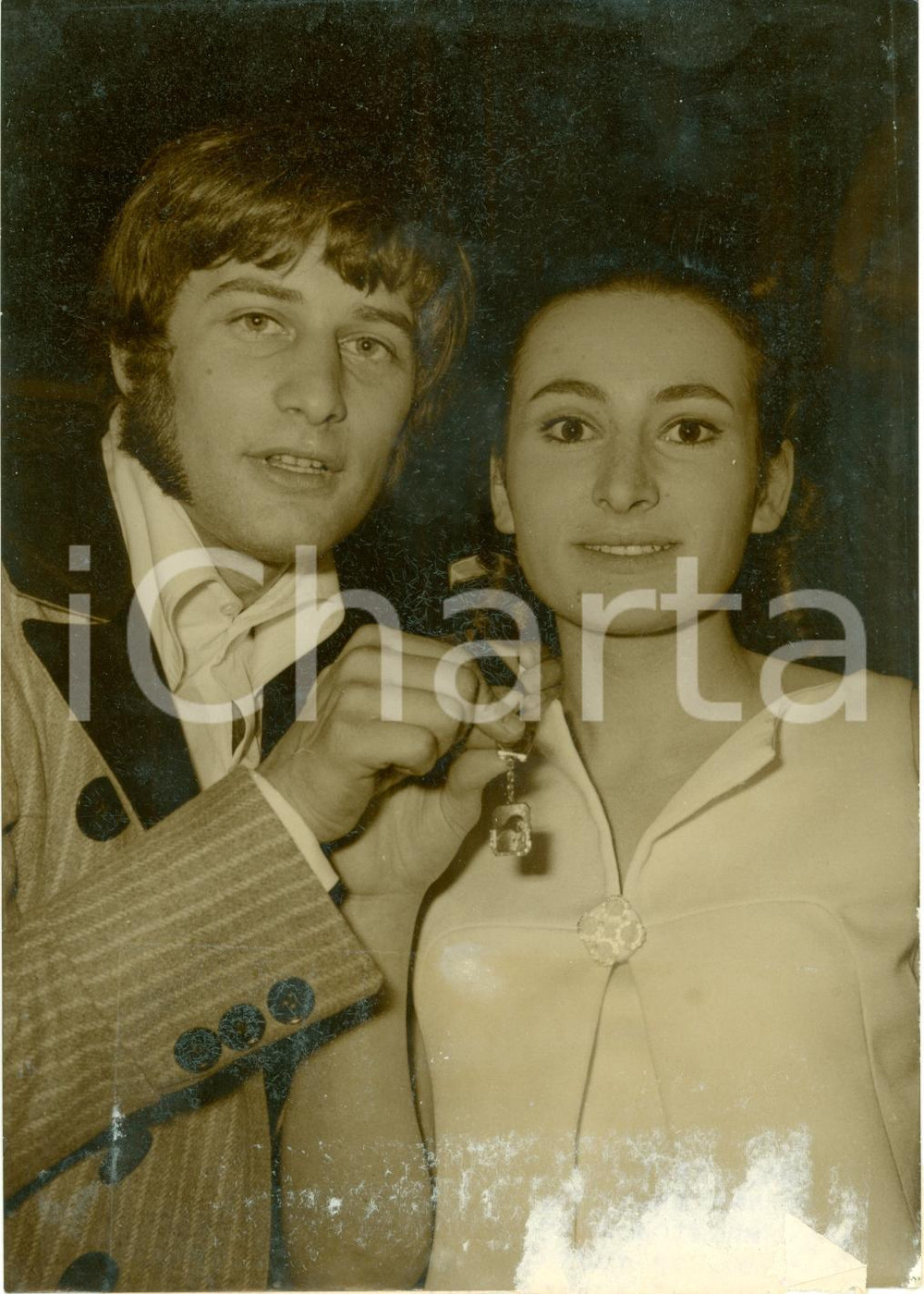 Fotografia d epoca originale 1960 ca FRANCE Coppia di attori con portachiavi Photo LAMY DANNEGGIATA 18x13 cm 1