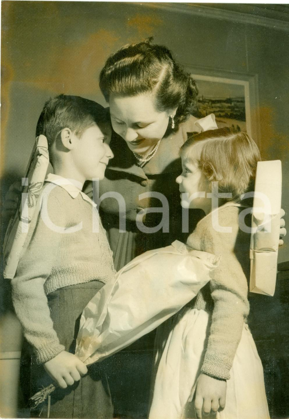Fotografia d epoca originale 1962 PARIS Une mÃ¨re avec ses fils pour la FETE DES MERES  Fotografia 1