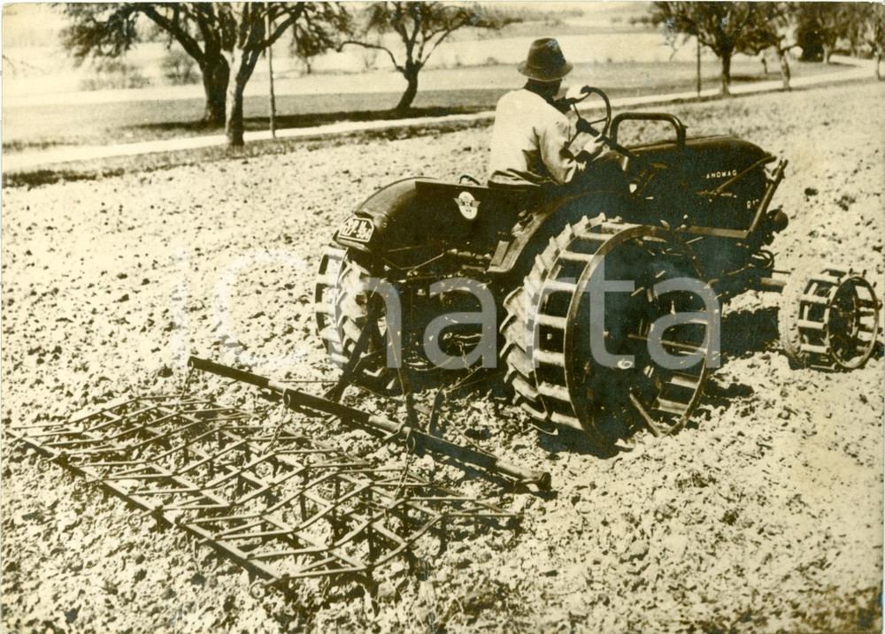 Fotografia d epoca originale 1966 ca GERMANIA Aratura a traino con trattore HANOMAG Fotografia 1