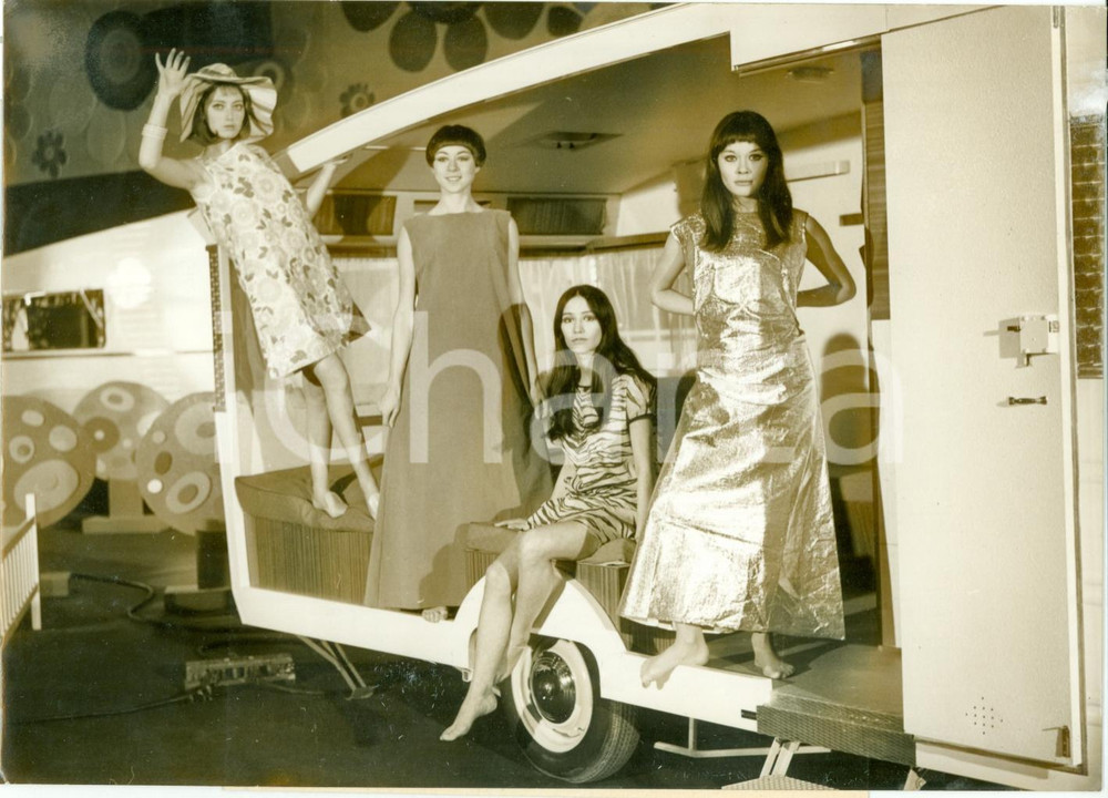 Fotografia d epoca originale 1967 PARIS BOURGET Mode de robe en papier au SALON DU CARAVANING Fotografia 1