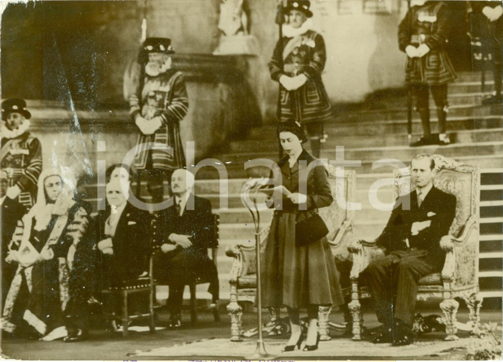 Fotografia d epoca originale 1957 LONDON UK Queen ELIZABETH opening InterParliamentary Union Conference 1
