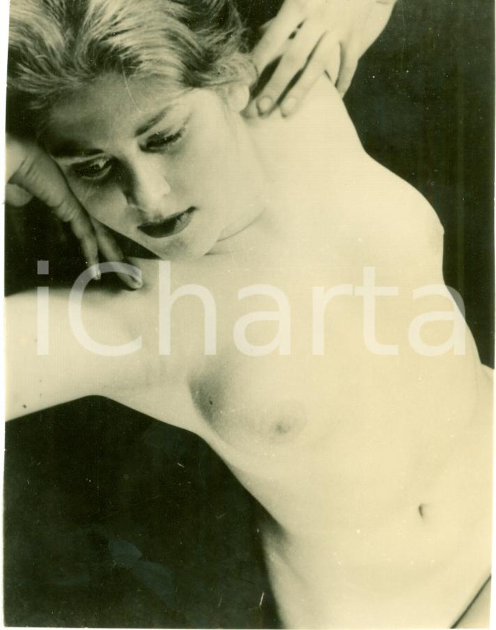 Fotografia d epoca originale 1955 ca EROTICA VINTAGE Young topless girl laying downFOTOGRAFIA 1