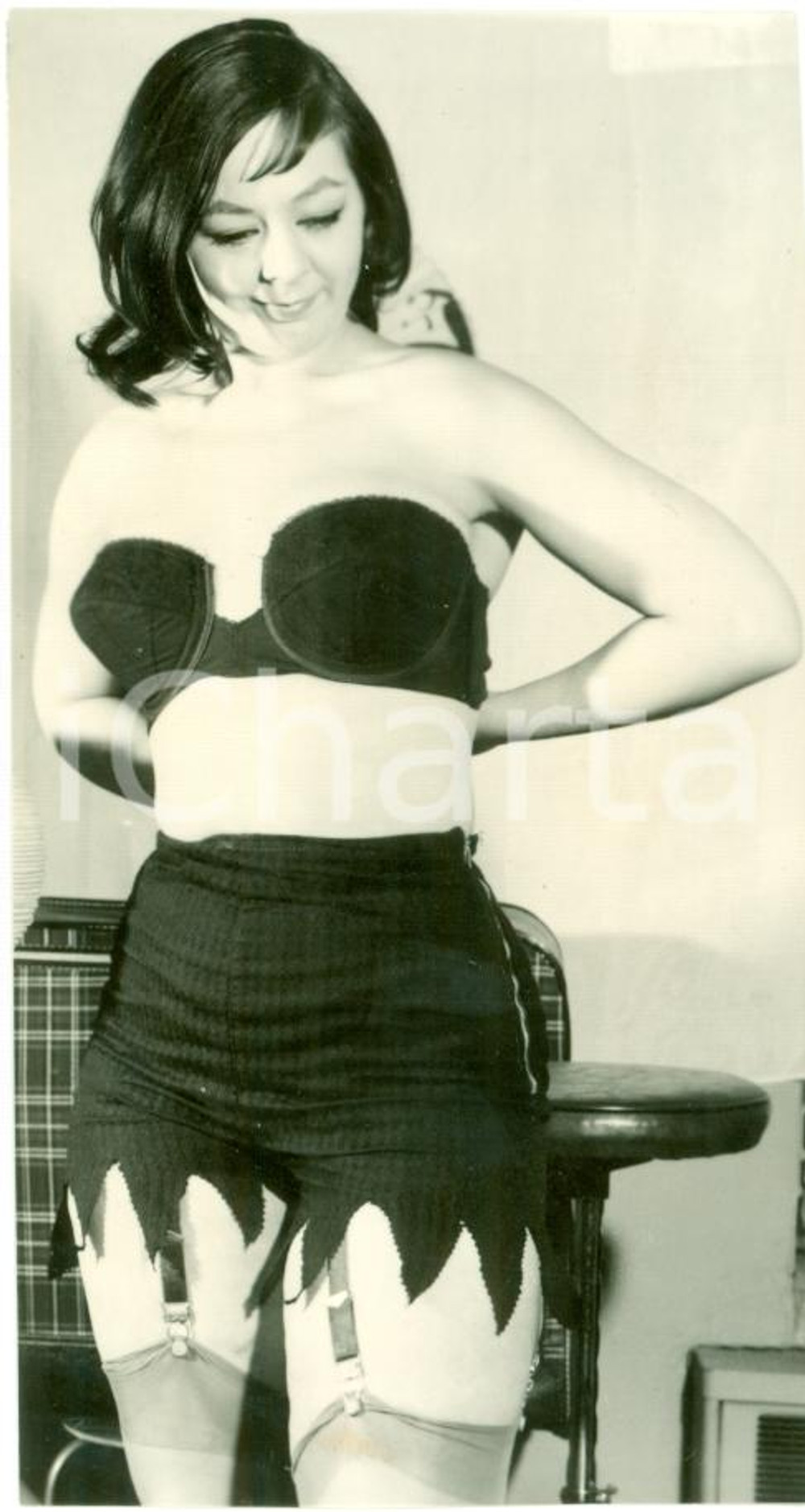 Fotografia d epoca originale 1965 ca EROTICA VINTAGE Pinup removing her clothes Striptease FOTO 1