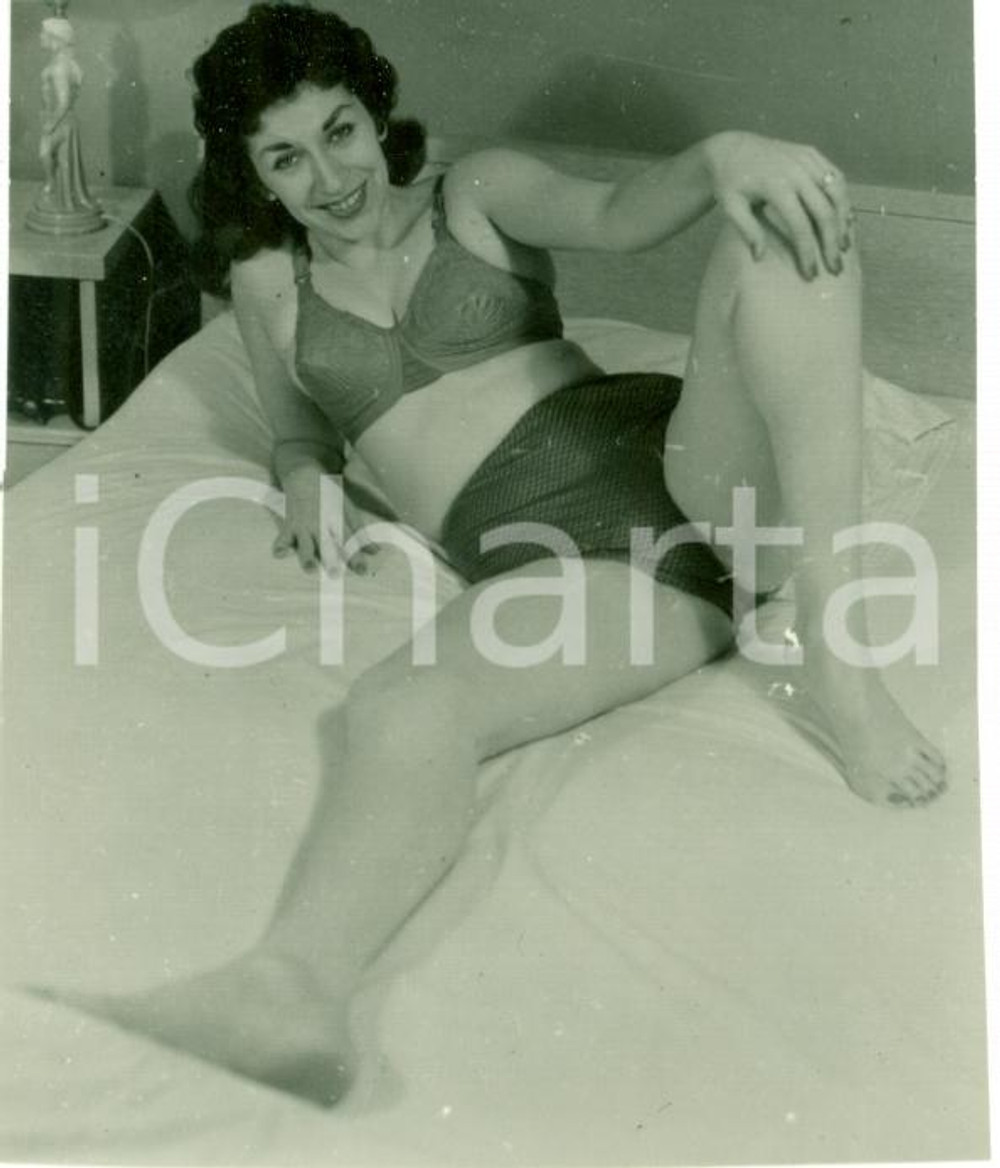 Fotografia d epoca originale 1965 ca EROTICA VINTAGE Sexy mature woman waiting in bed  REAL PHOTO 1
