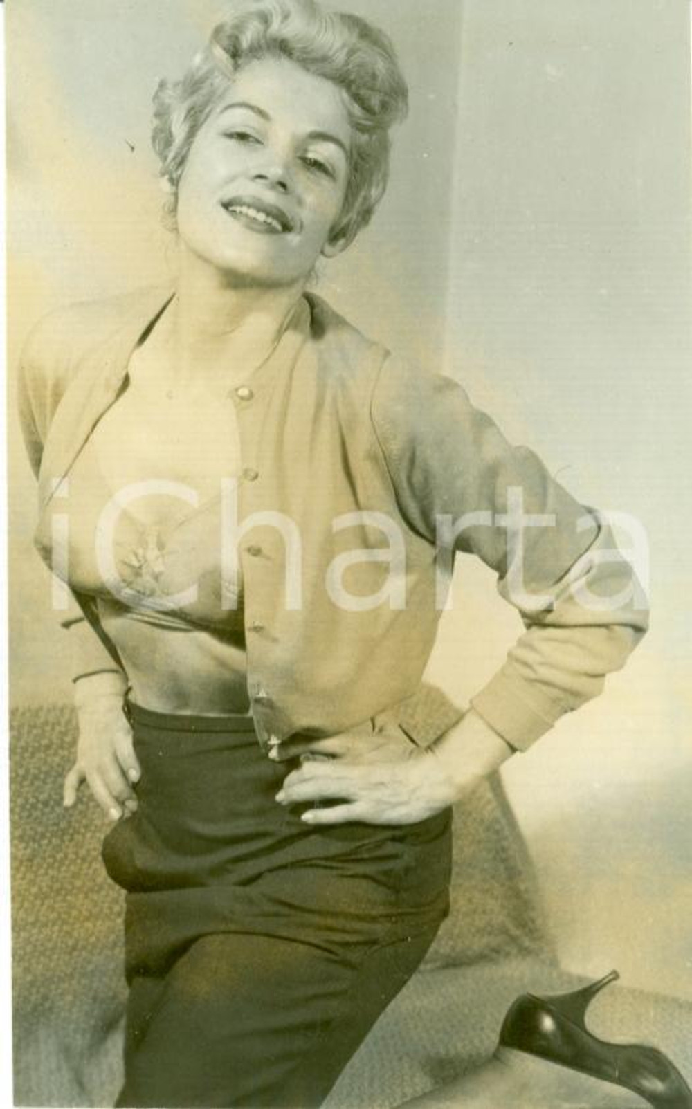 Fotografia d epoca originale 1960 ca EROTICA VINTAGE Mature woman removing her clothes FOTO 1