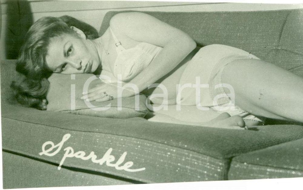 Fotografia d epoca originale 1955 ca EROTICA VINTAGE Young woman on sparkling sofa with white lingerie FOTO 1