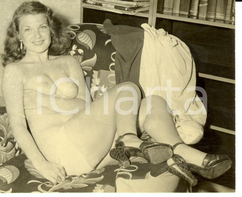 Fotografia d epoca originale 1955 ca EROTICA VINTAGE Naked PINUP with high heels sexy smile VERA FOTOGRAFIA 1