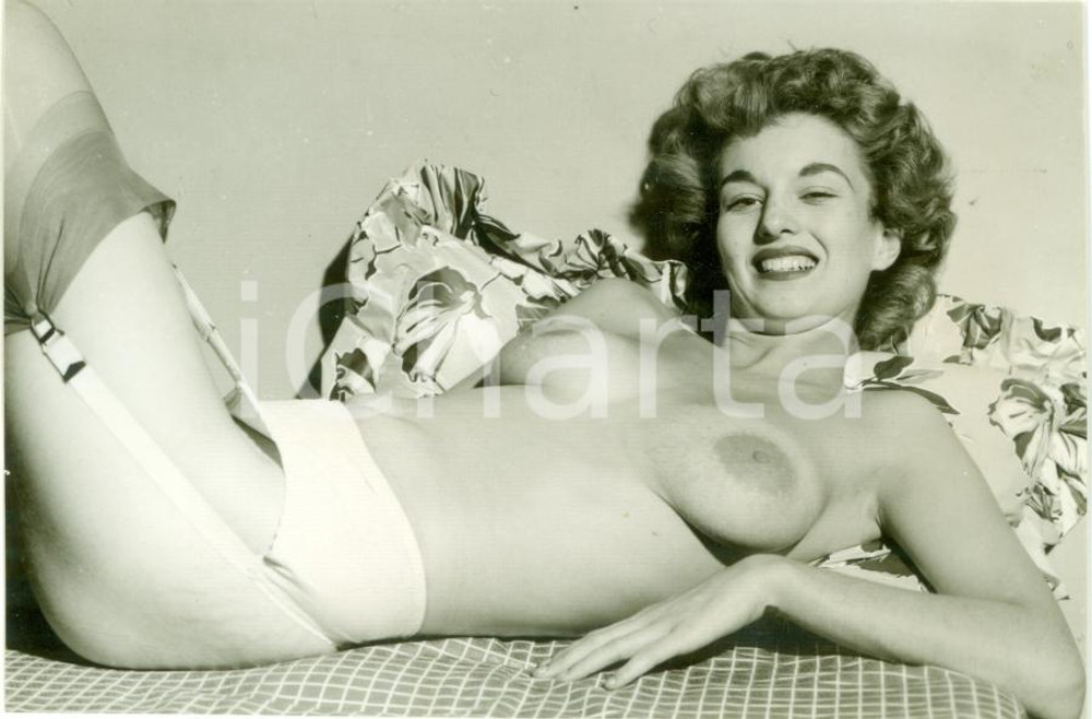 Fotografia d epoca originale 1965 ca EROTICA VINTAGE Hairy TOPLESS woman lying on a bed FOTO 1