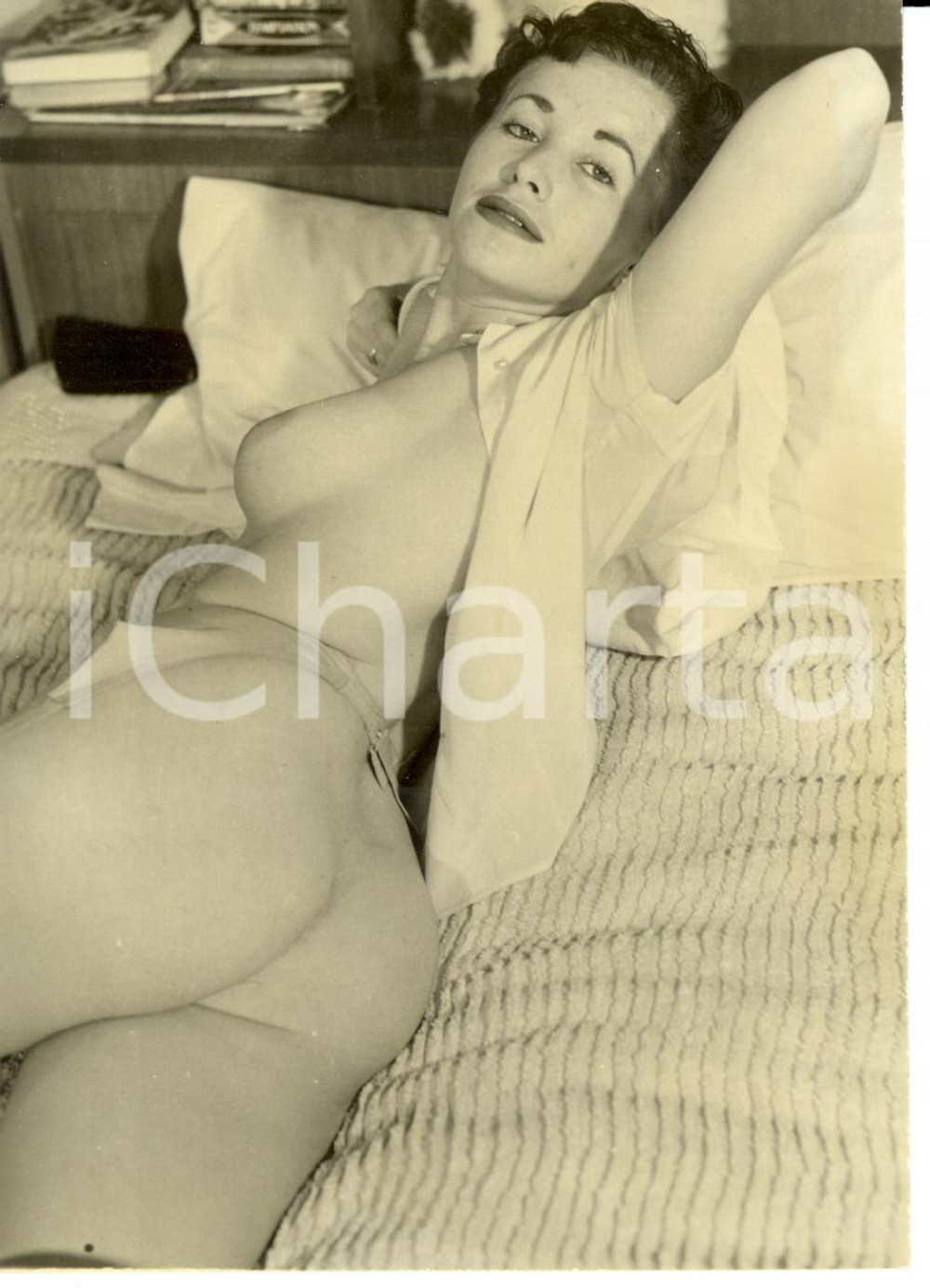 Fotografia d epoca originale 1955 ca EROTICA VINTAGE Naked sexy PINUP wearing an unbuttoned shirt VERA FOTO 1