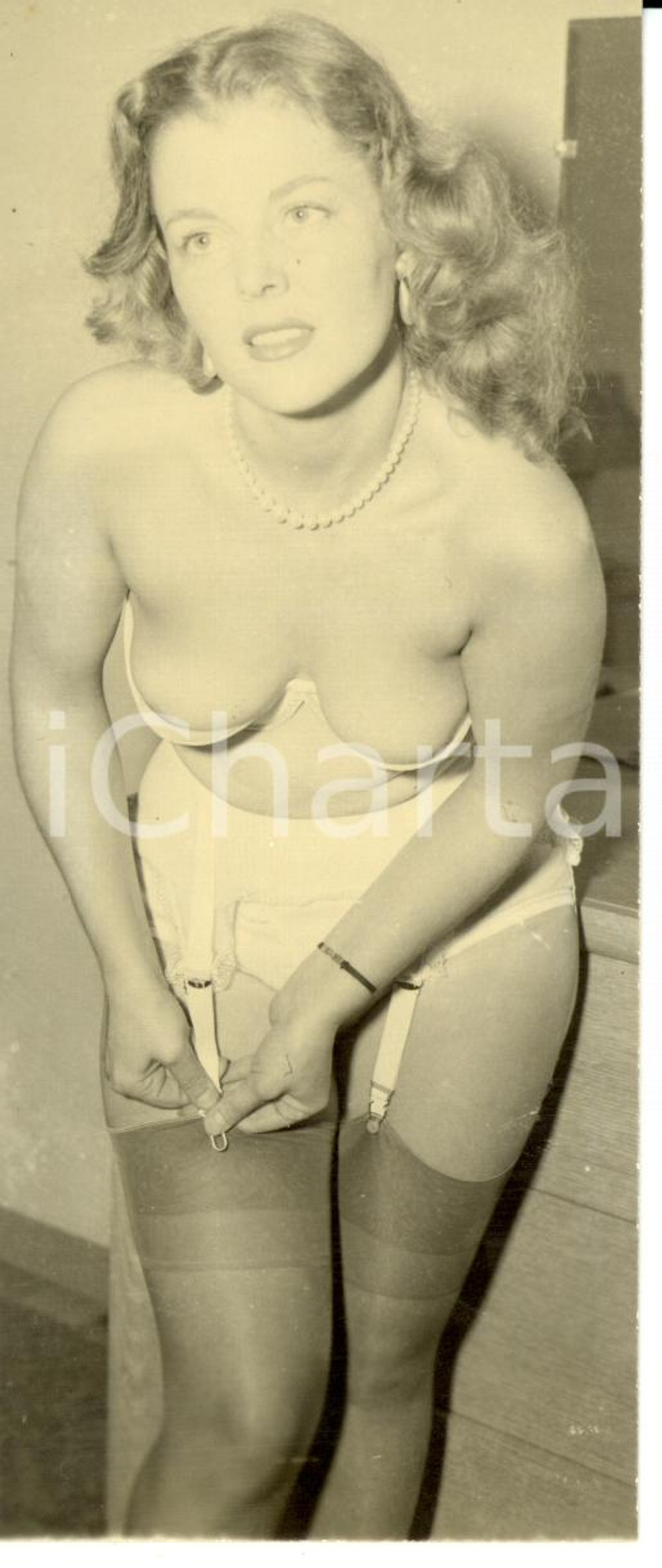 Fotografia d epoca originale 1955 ca EROTICA VINTAGE Naked sexy PINUP wearing underwear VERA FOTOGRAFIA 1