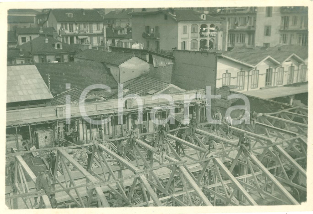Fotografia d epoca originale 1935 ca VERCELLI Operai costruiscono tetto di fabbrica FOTOGRAFIA 1