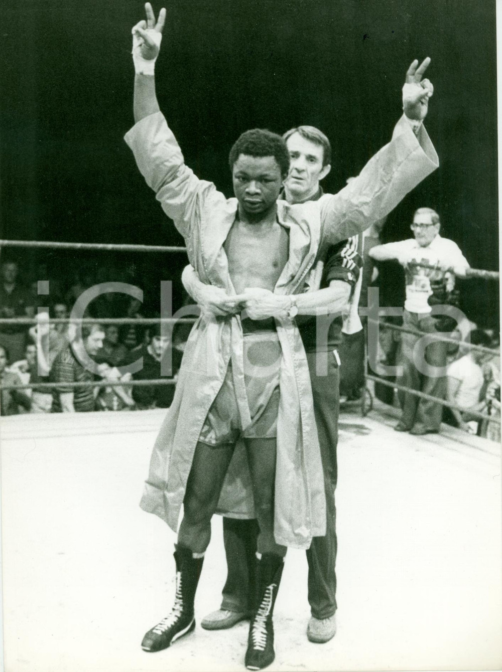 Fotografia d epoca originale 1980 ca BOXE Il pugile Clement TSHINZA sul ring Fotografia 1