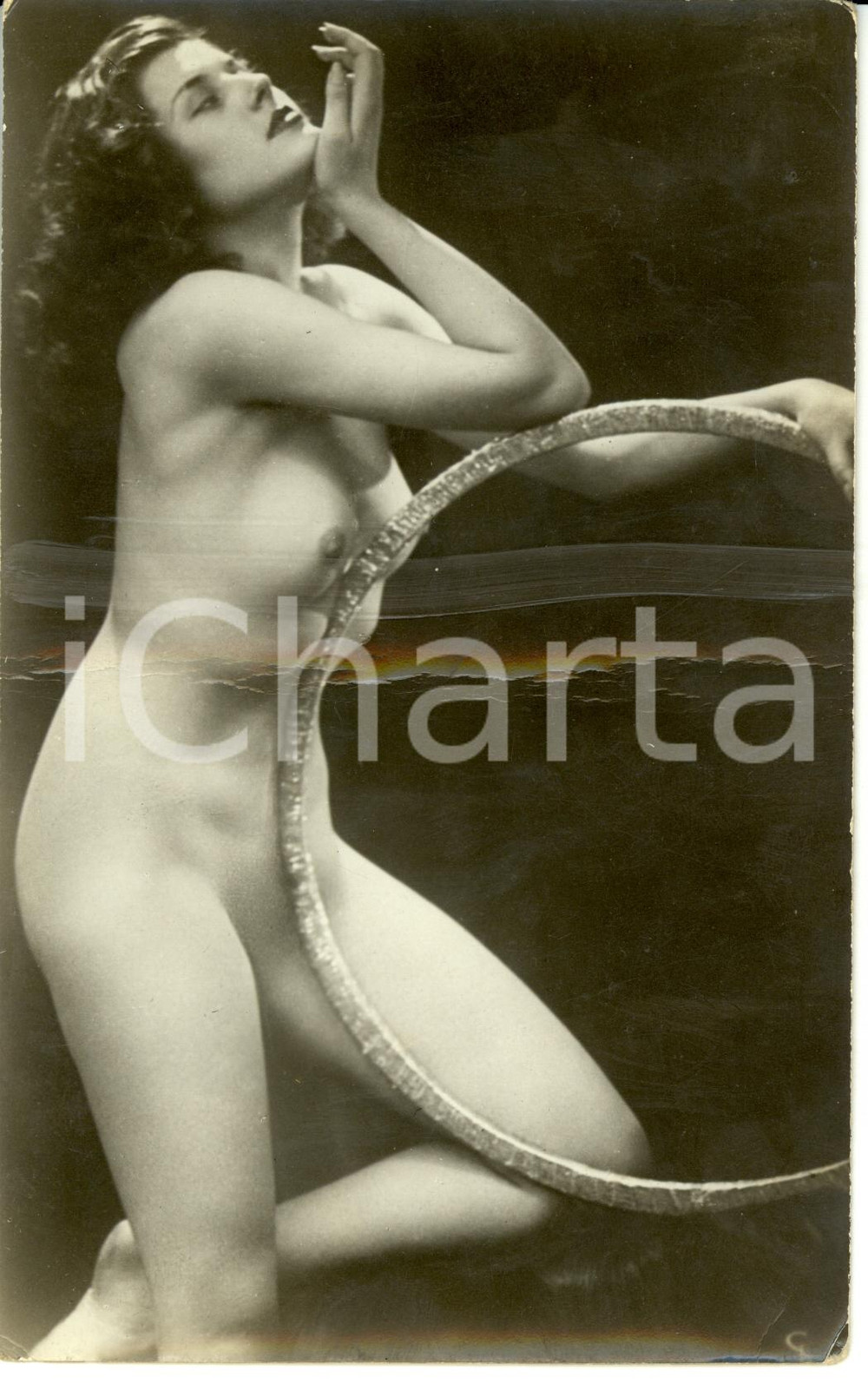 Fotografia d epoca originale 1965 ca EROTICA VINTAGE Sexy young naked girl playing with hoop REAL PHOTO 1