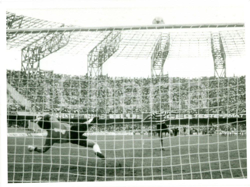 Fotografia d epoca originale 1989 NAPOLI Calcio UEFA Mario GOMEZ rigore su traversa vs SPORTING LISBONA Foto 1