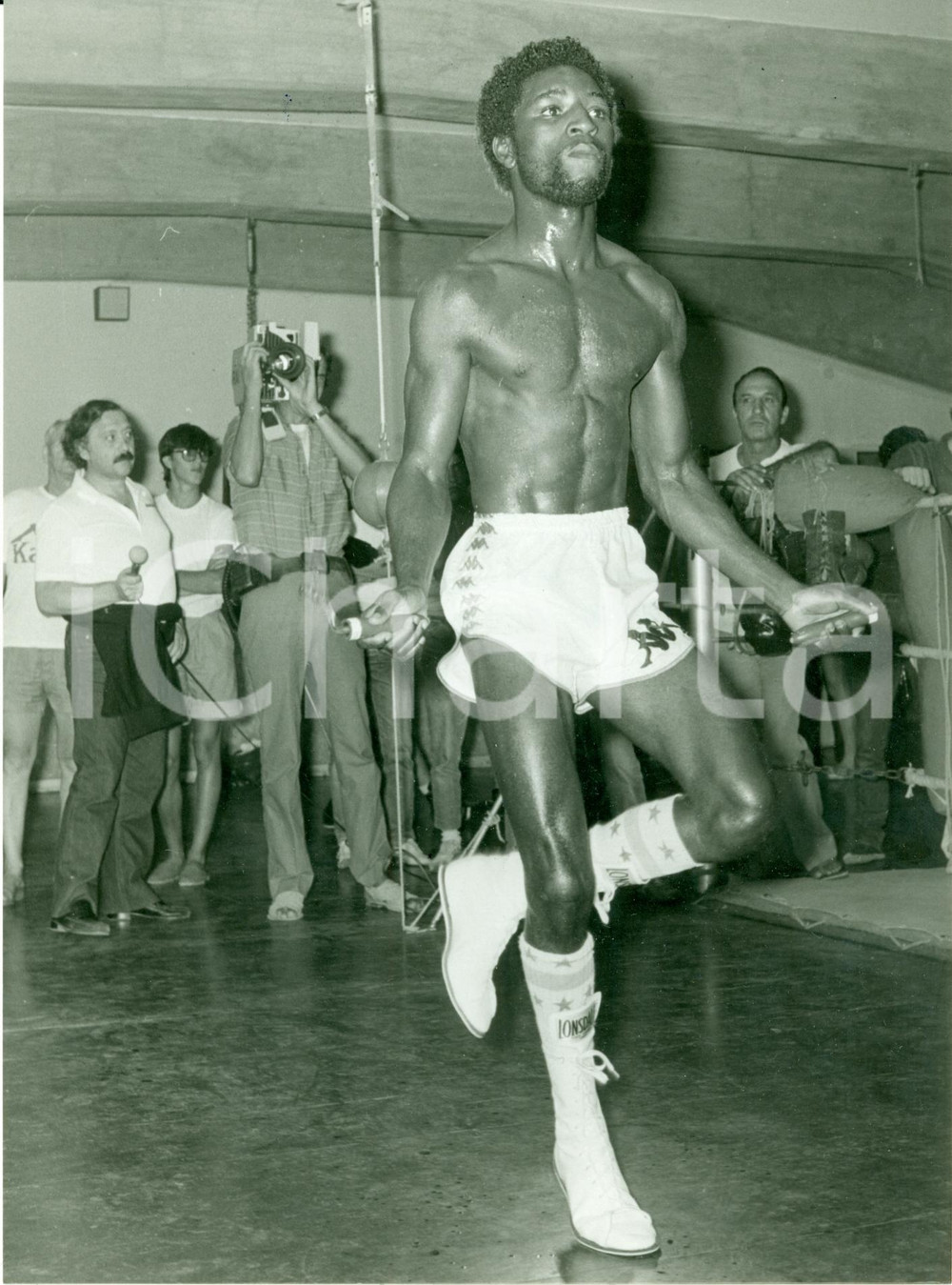 Fotografia d epoca originale 1985 ca BOXE Pugile Cornelius BOZA EDWARDS si allena prima del match Foto 1
