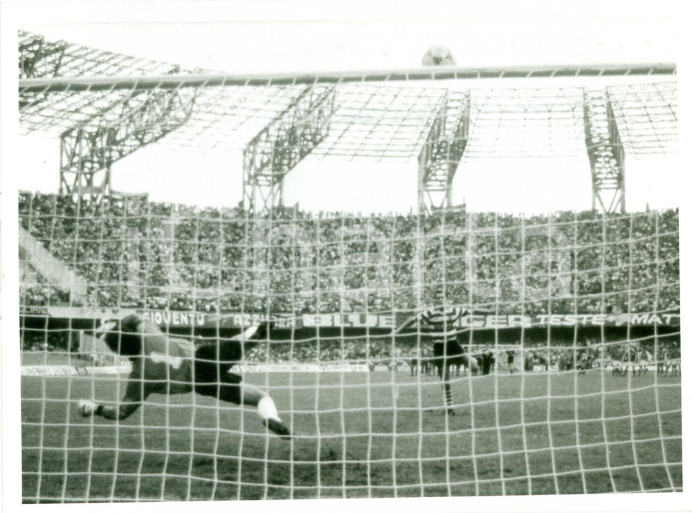 Fotografia d epoca originale 1989 NAPOLI Calcio Coppa UEFA Mario GOMEZ sbaglia rigore SPORTING LISBONA Foto 1
