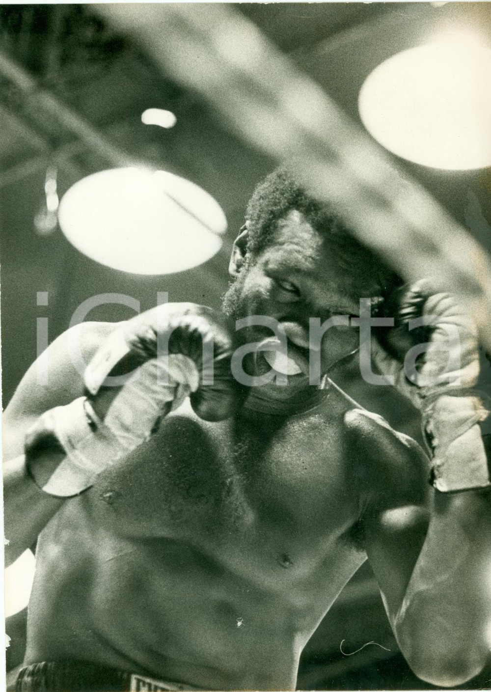 Fotografia d epoca originale 1975 ca BOXE Il pugile Rodrigo VALDEZ in difesa Fotografia 1