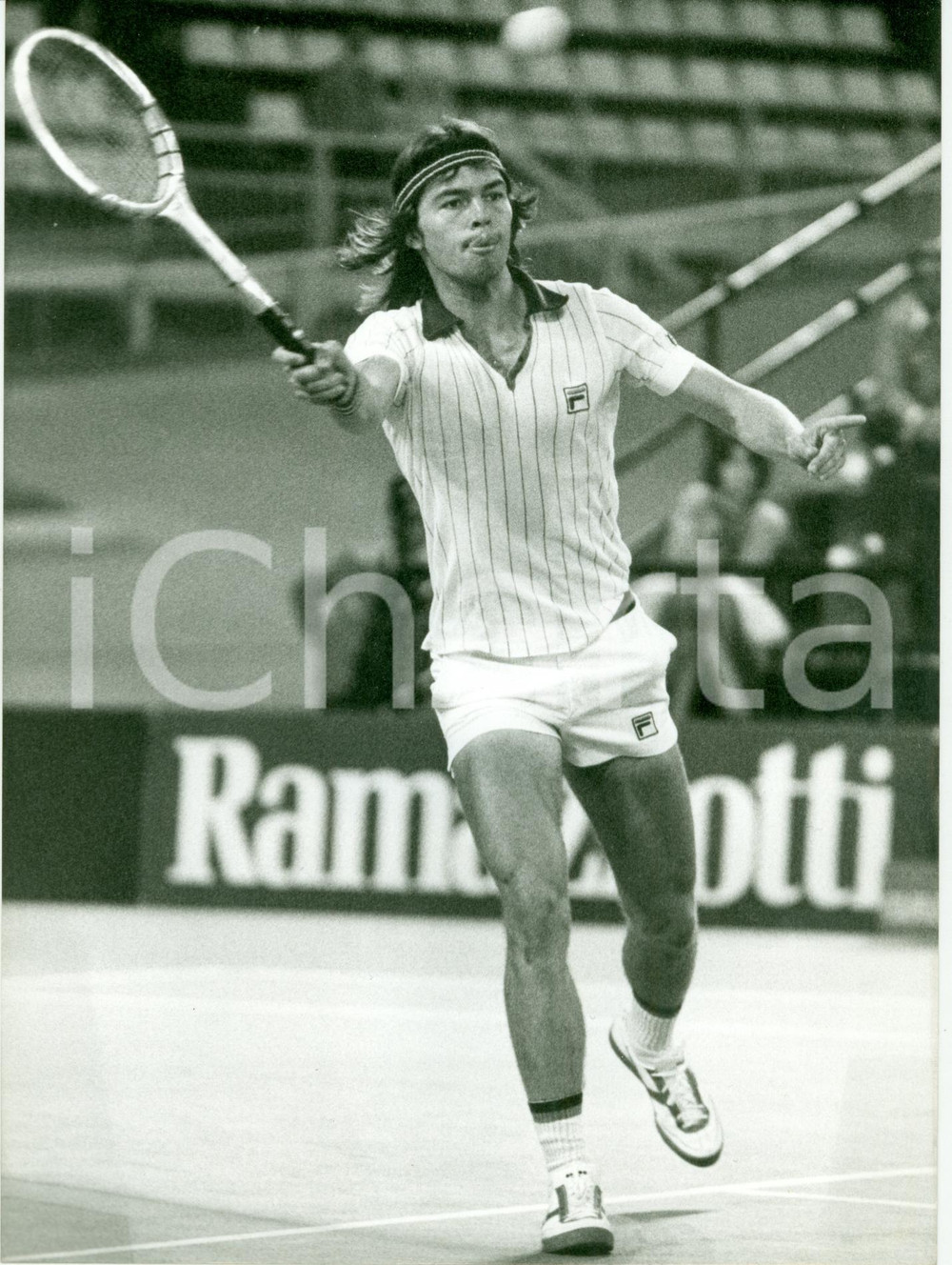 Fotografia d epoca originale 1980 ca TENNIS Ritratto Chris LEWIS durante match Sponsor RAMAZZOTTI Foto 1