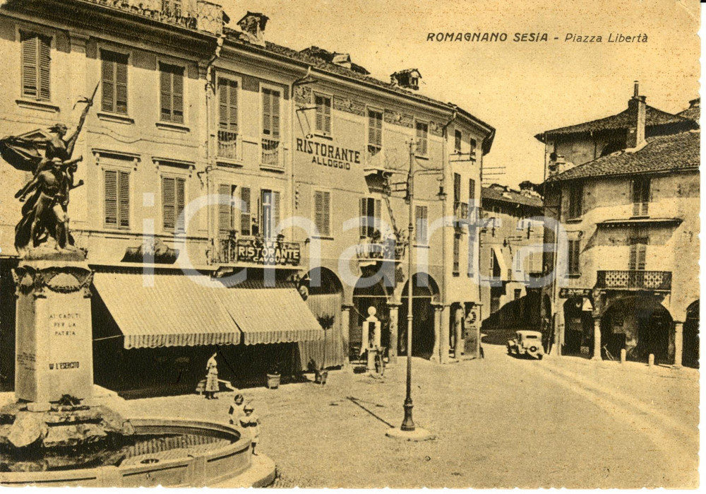 Cartolina originale da collezione 1940 ca ROMAGNANO SESIA NO Piazza LIBERTA  e ristorante CAVOUR FG NV 1