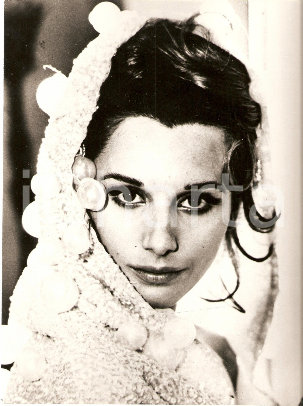 Fotografia d epoca originale 1970 circa PAOLA PITAGORA Ritratto con scialle e nappe VERA FOTOGRAFIA 1