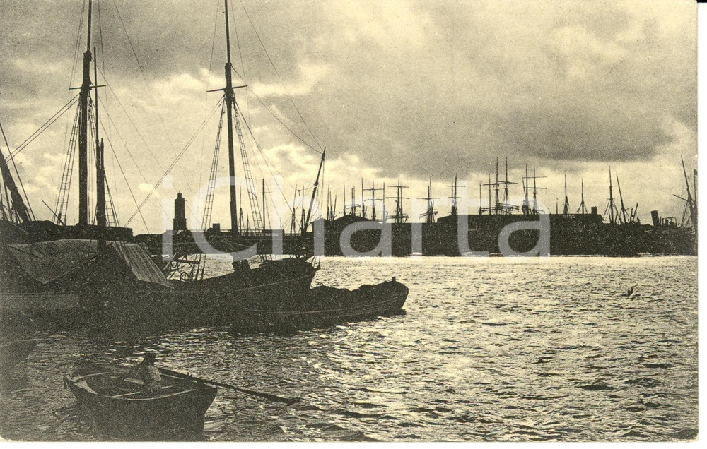 Cartolina originale da collezione 1920 ca LIVORNO Il porto al tramonto con barche a vela Cartolina FP NV 1