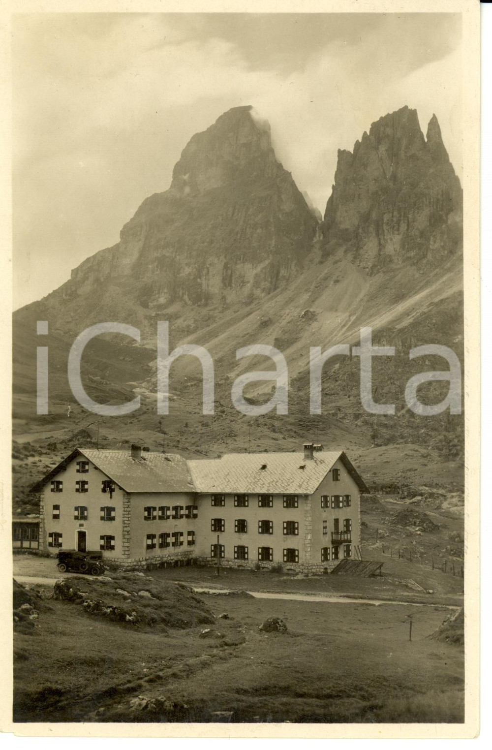Cartolina originale da collezione 1950 ca PASSO SELLA BZ Veduta del rifugio con DOLOMITI Cartolina FP NV 1