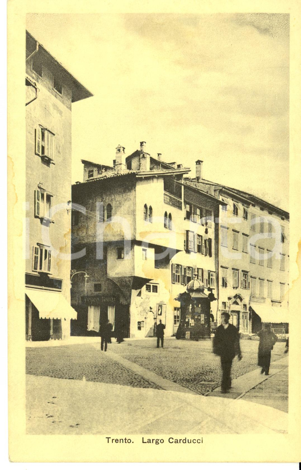 Cartolina originale da collezione 1920 ca TRENTO Veduta di Largo CARDUCCI con edicola Cartolina FP NV 1